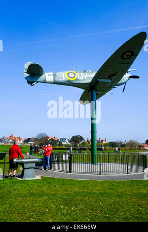 Costa di Fylde, Lancashire, Regno Unito. 7 Aprile, 2015. Regno Unito: Meteo sole bruciato alcune delle prime nebbie sul mare sulla costa di Fylde per offrire un giorno caldo e soleggiato in Lancashire. Credito: Paolo Melling/Alamy Live News Foto Stock