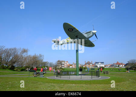 Costa di Fylde, Lancashire, Regno Unito. 7 Aprile, 2015. Regno Unito: Meteo sole bruciato alcune delle prime nebbie sul mare sulla costa di Fylde per offrire un giorno caldo e soleggiato in Lancashire. Credito: Paolo Melling/Alamy Live News Foto Stock