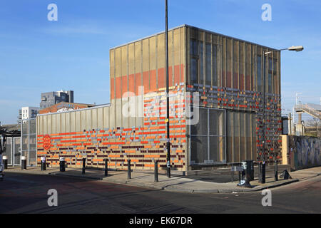 Il mozzo 67, uno spazio comunitario a Hackney wick costruito a partire da materiali riciclati da th London 2012 Sito olimpico Foto Stock