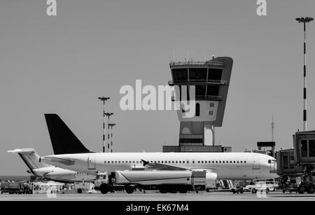 L'Italia, l'Aeroporto Internazionale di Bari, aerei e la torre di controllo Foto Stock