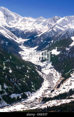 Tuxtal valley, Hinertux ghiacciaio e le stazioni sciistiche nelle Alpi Zilllertal in Austria. Vista aerea Foto Stock