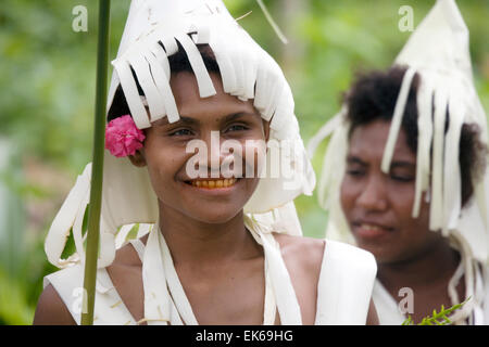 Indossare costumi realizzati da alberi di banane, un bel giovane gruppo di ballerini dal villaggio Nafinuatogo esegue per i passeggeri di crociera Foto Stock