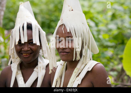Indossare costumi realizzati da alberi di banane, un bel giovane gruppo di ballerini dal villaggio Nafinuatogo esegue per i passeggeri di crociera Foto Stock