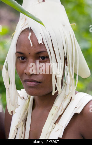 Indossare costumi realizzati da alberi di banane, danzatori dal villaggio Nafinuatogo in stand by per eseguire Orion per i passeggeri della crociera. Foto Stock