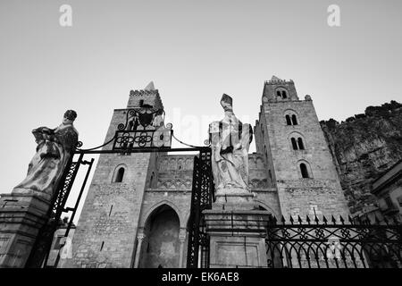 L'Italia, sicilia, Cefal, vista della Cattedrale (Duomo) al tramonto Foto Stock