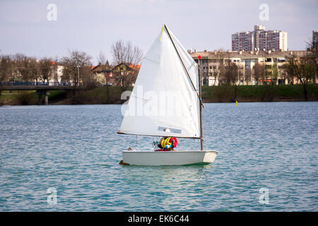 Piccole barche a vela sul lago in una bella giornata di sole Foto Stock