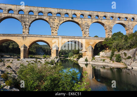 Pont du Gard, Vers Pont-du-Gard, Dipartimento di Gard, Languedoc-Roussillon, Francia. Acquedotto Romano di attraversamento del fiume Gardon. Foto Stock