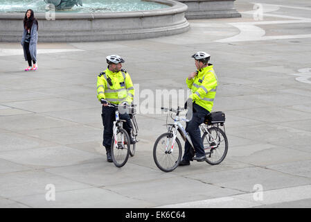 Londra, Inghilterra, Regno Unito. Metropolitan ufficiali della polizia sulle biciclette in Trafalgar Square Foto Stock