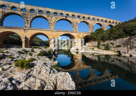 Pont du Gard, Vers Pont-du-Gard, Dipartimento di Gard, Languedoc-Roussillon, Francia. Acquedotto Romano di attraversamento del fiume Gardon. Foto Stock