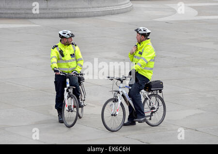 Londra, Inghilterra, Regno Unito. Metropolitan ufficiali della polizia sulle biciclette in Trafalgar Square Foto Stock