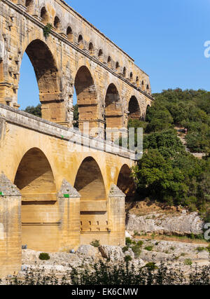 Pont du Gard, Vers Pont-du-Gard, Dipartimento di Gard, Languedoc-Roussillon, Francia. Acquedotto Romano di attraversamento del fiume Gardon. Foto Stock