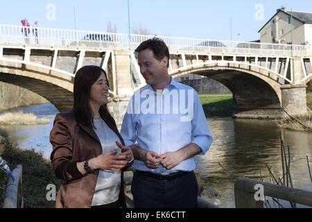 Newtown, UK. 7 Aprile, 2015. Vice primo ministro e leader dei Lib Dems ha, Nick Clegg, durante la sua visita a Newtown nella circoscrizione Montgomeryshire come parte della sua campagna di voti nelle prossime elezioni generali nel Regno Unito. Credito: Jon Freeman/Alamy Live News Foto Stock