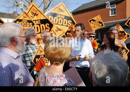 Newtown, UK. 7 Aprile, 2015. Vice primo ministro e leader dei Lib Dems ha, Nick Clegg, durante la sua visita a Newtown nella circoscrizione Montgomeryshire come parte della sua campagna di voti nelle prossime elezioni generali nel Regno Unito. Credito: Jon Freeman/Alamy Live News Foto Stock