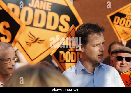 Newtown, UK. 7 Aprile, 2015. Vice primo ministro e leader dei Lib Dems ha, Nick Clegg, durante la sua visita a Newtown nella circoscrizione Montgomeryshire come parte della sua campagna di voti nelle prossime elezioni generali nel Regno Unito. Credito: Jon Freeman/Alamy Live News Foto Stock