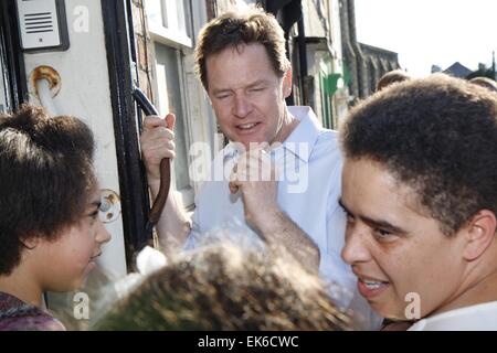 Newtown, UK. 7 Aprile, 2015. Vice primo ministro e leader dei Lib Dems ha, Nick Clegg, durante la sua visita a Newtown nella circoscrizione Montgomeryshire come parte della sua campagna di voti nelle prossime elezioni generali nel Regno Unito. Credito: Jon Freeman/Alamy Live News Foto Stock