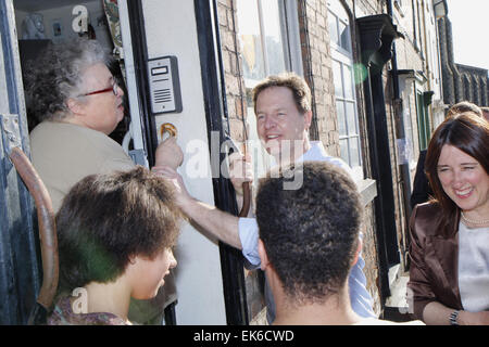 Newtown, UK. 7 Aprile, 2015. Vice primo ministro e leader dei Lib Dems ha, Nick Clegg, durante la sua visita a Newtown nella circoscrizione Montgomeryshire come parte della sua campagna di voti nelle prossime elezioni generali nel Regno Unito. Credito: Jon Freeman/Alamy Live News Foto Stock