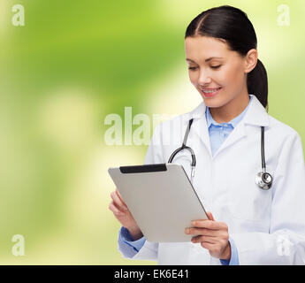 Medico donna con uno stetoscopio e tablet pc Foto Stock