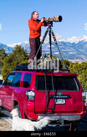 Fotografo professionista H. Mark Weidman tiro con un lungo un teleobiettivo dalla cima di una Toyota 4Runner carrello Foto Stock