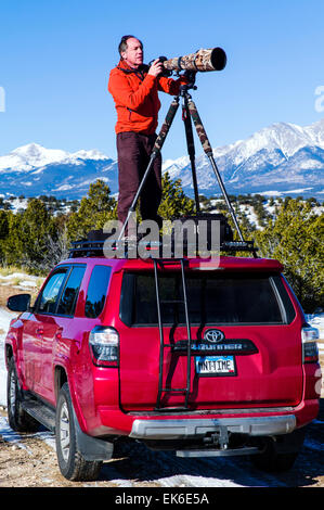 Fotografo professionista H. Mark Weidman tiro con un lungo un teleobiettivo dalla cima di una Toyota 4Runner carrello Foto Stock