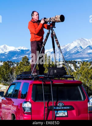 Fotografo professionista H. Mark Weidman tiro con un lungo un teleobiettivo dalla cima di una Toyota 4Runner carrello Foto Stock