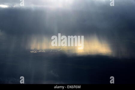 AJAXNETPHOTO. Maggio, 2008. La Francia. - Filtrare la luce solare - luce del sole che filtra attraverso la forte pioggia nuvole sopra un paesaggio. Foto:JONATHAN EASTLAND/AJAX REF:80105 743 Foto Stock