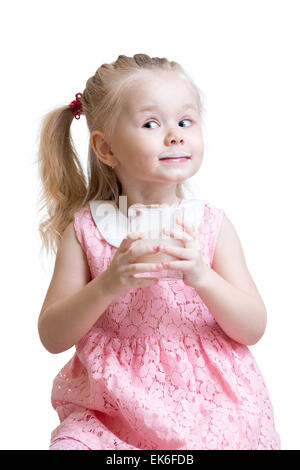 Funny kid ragazza con un bicchiere di latte Foto Stock