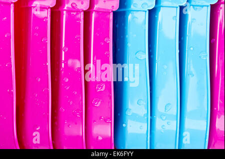 Rosa e blu di vasche in plastica come una immagine di sfondo Foto Stock