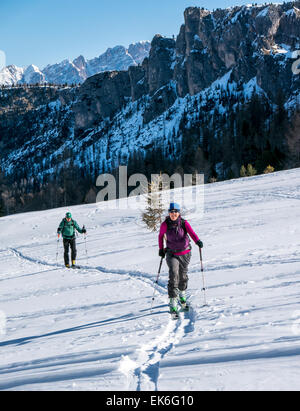 Backcountry sciatori, Mondeval, montagne dolomitiche, Alpi, Italia Foto Stock