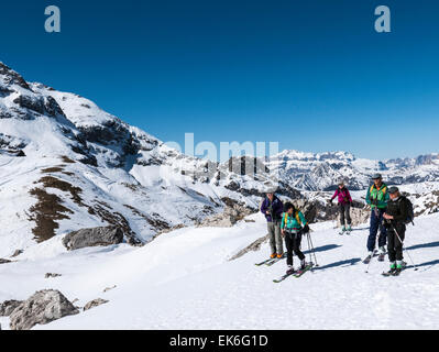 Backcountry sciatori, Mondeval, montagne dolomitiche, Alpi, Italia Foto Stock