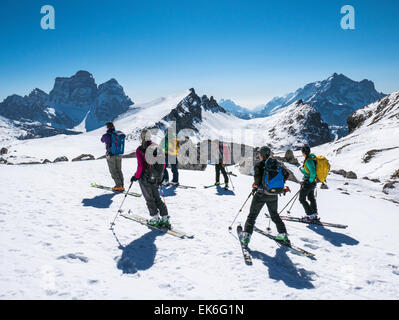 Backcountry sciatori, Mondeval, montagne dolomitiche, Alpi, Italia Foto Stock