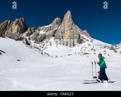 Backcountry sciatori, Mondeval, montagne dolomitiche, Alpi, Italia Foto Stock