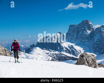 Backcountry sciatori, Mondeval, montagne dolomitiche, Alpi, Italia Foto Stock