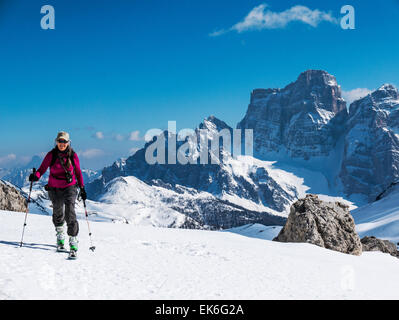 Backcountry sciatori, Mondeval, montagne dolomitiche, Alpi, Italia Foto Stock