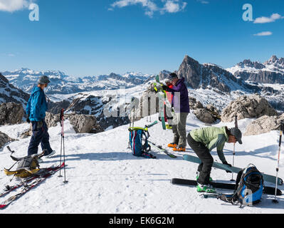 Backcountry sciatori, Mondeval, montagne dolomitiche, Alpi, Italia Foto Stock