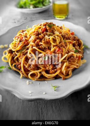 Carni cotte placcato e spaghetti alla bolognese sugo di ragù su un tavolo, un suggerimento Foto Stock