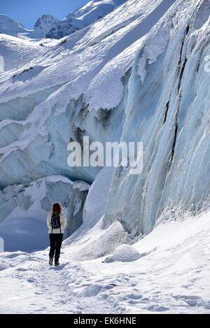 Donna di fronte del ghiacciaio di Morteratsch, alta Engadina, Kanton Grigioni, Svizzera Foto Stock
