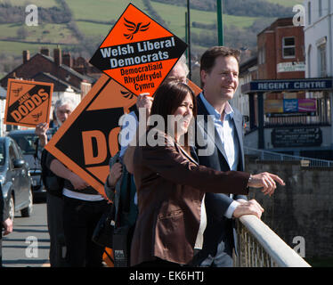 Newtown, UK. 7 Aprile, 2015. Vice primo ministro e leader dei Lib Dems ha, Nick Clegg, visite Newtown nella circoscrizione Montgomeryshire come parte della sua campagna di voti nelle prossime elezioni generali nel Regno Unito. © Jon Freeman/Alamy Live News Foto Stock