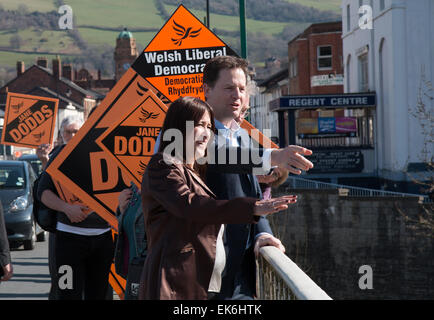 Newtown, UK. 7 Aprile, 2015. Vice primo ministro e leader dei Lib Dems ha, Nick Clegg, visite Newtown nella circoscrizione Montgomeryshire come parte della sua campagna di voti nelle prossime elezioni generali nel Regno Unito. © Jon Freeman/Alamy Live News Foto Stock