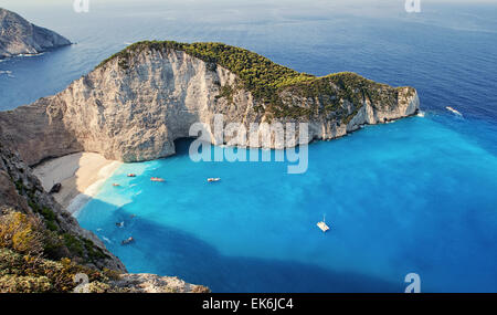 La straordinaria spiaggia di Navagio a Zante, Grecia, con la famosa nave naufragata Foto Stock