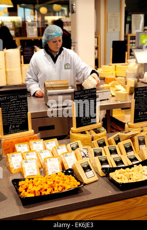 Il personale la vendita di formaggi nel negozio di formaggio, Wensleydale Creamery, Hawes, Yorkshire Dales England Regno Unito Foto Stock