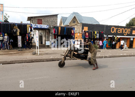 Il legno, scooter o chukudu, è un metodo comune del personale di trasporto locale per Goma nella Repubblica democratica del Congo ( RDC ), Africa Foto Stock