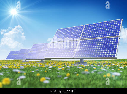 Pannelli solari sul campo verde Foto Stock