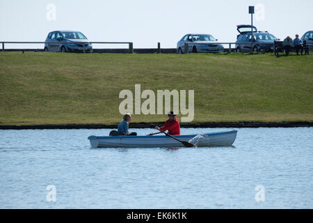 Matura in barca a remi sul lago Fairhaven a Lytham St Annes on il Lancashire Coast Foto Stock