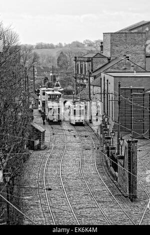 Bianco e nero: Tram Village - un driver esce il Tram 40: Blackpool 1926; mentre un tecnico verifica la via Foto Stock