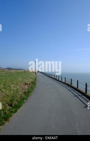 Il percorso tra e di Lytham St Annes on-mare è frequentata da escursionisti e ciclisti Foto Stock