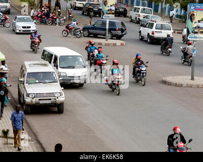 Auto e moto sulla strada principale asfaltata nella città di Goma, provincia del nord Kivu, nella Repubblica democratica del Congo ( RDC ), Africa Foto Stock