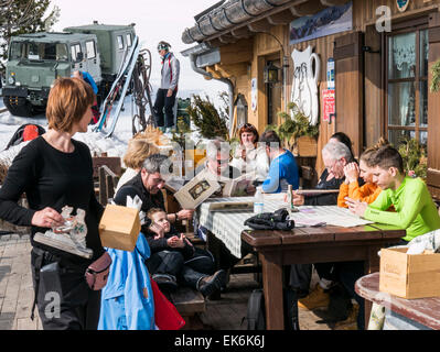 I turisti pasti fuori sul giorno di inverno, Rifugio Fuciade, Pale di San Martino, montagne dolomitiche, Alpi, Italia Foto Stock