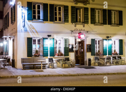 Esterno vista notturna del ristorante nel nord Italia Foto Stock