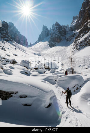 Backcountry sciatori, a nord-est di Cortina, montagne dolomitiche, Alpi, Italia Foto Stock