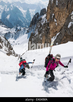 Backcountry sciatori, a nord-est di Cortina, montagne dolomitiche, Alpi, Italia Foto Stock